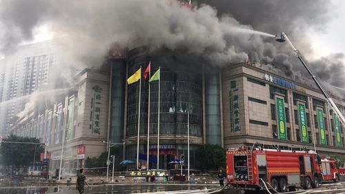 达州失火商贸城7年前曾发生过火灾,消防回应为何烧了近3天